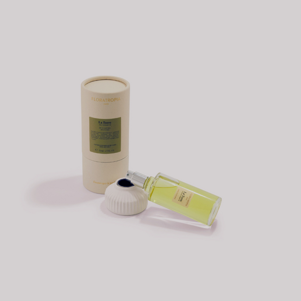 Flacon rechargeable du parfum naturel La Terre (ouvert) et sa boîte cylindrique 