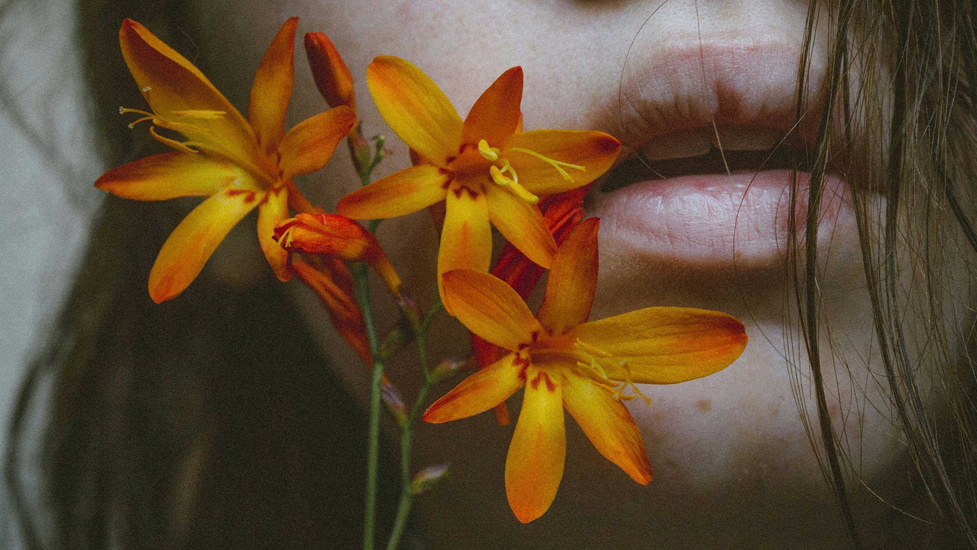 Visuel institutionnel des Parfums naturels Floratropia - Fleurs devant visage féminin - couleur