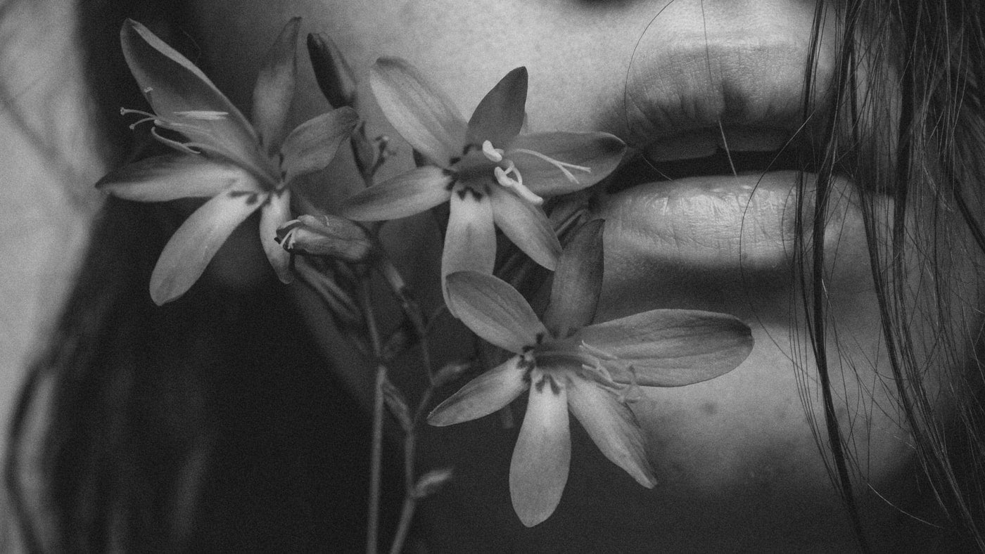 Visuel institutionnel des Parfums naturels Floratropia - Fleurs devant visage féminin - noir et blanc
