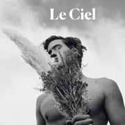 Photo de couverture du parfum naturel Le Ciel : homme tenant un bouquet de fleurs en noir et blanc